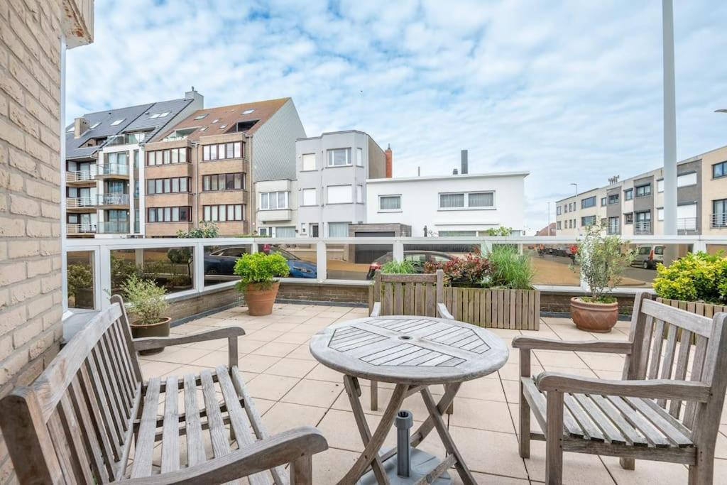 Met Groot Terras Aan De Zee Oostende