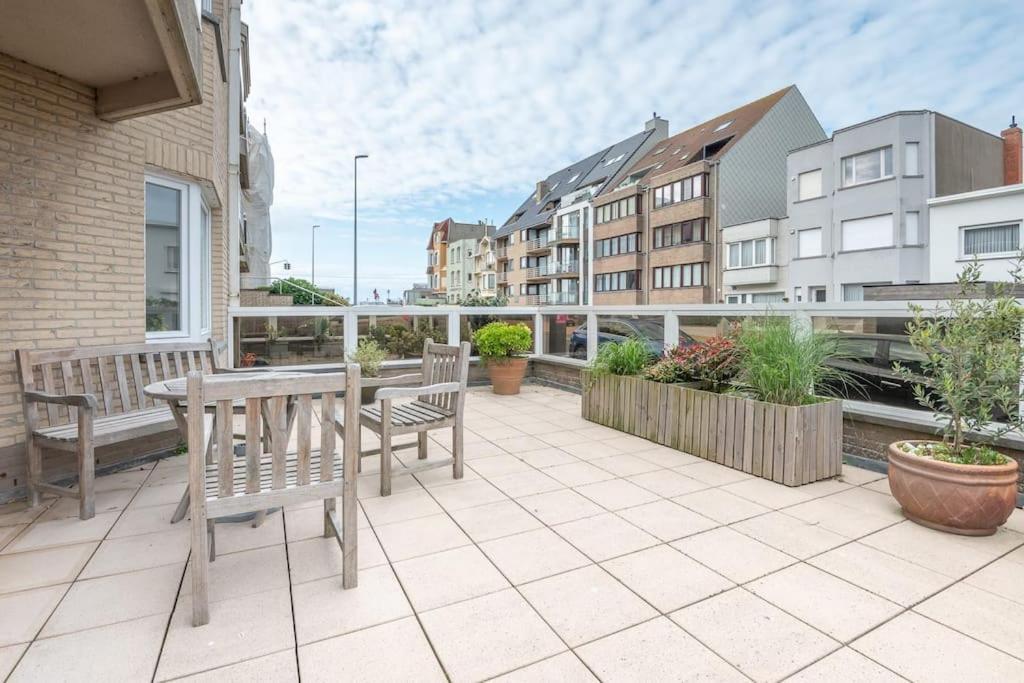 Met Groot Terras Aan De Zee * Oostende